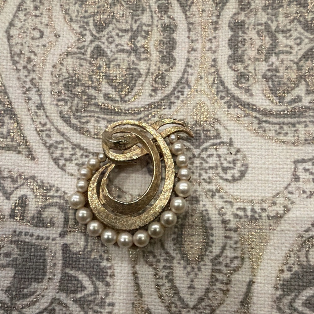 Gold Tone Swirl Circle Brooch Pin w/ Round Simulated White Imitation Pearls